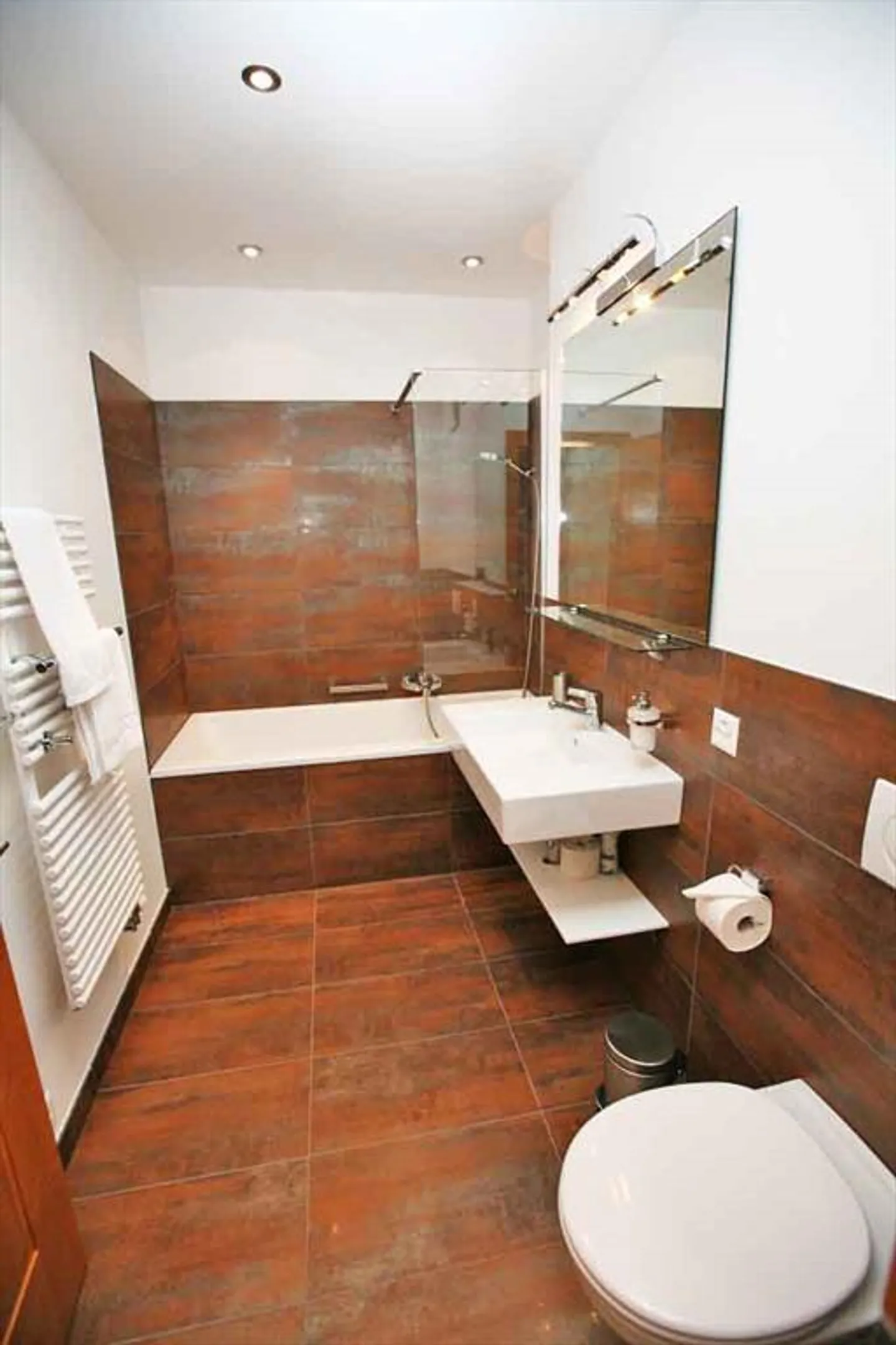 Slendide appartement au coeur de Champéry, village traditionnel des Alpes suisses, et du très renommé domaine des Portes du Soleil. Ce vaste et luxueux appartement propose de magnifiques vues impre … - Photo 8 sur 9