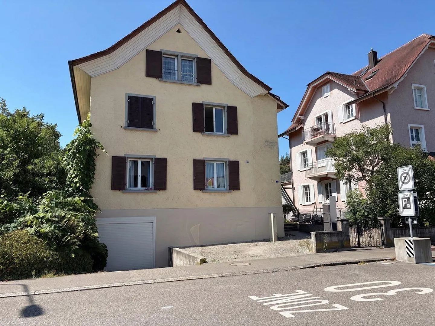 Petit beau immeuble multifamilial avec trois appartements loués - Photo 1 sur 13