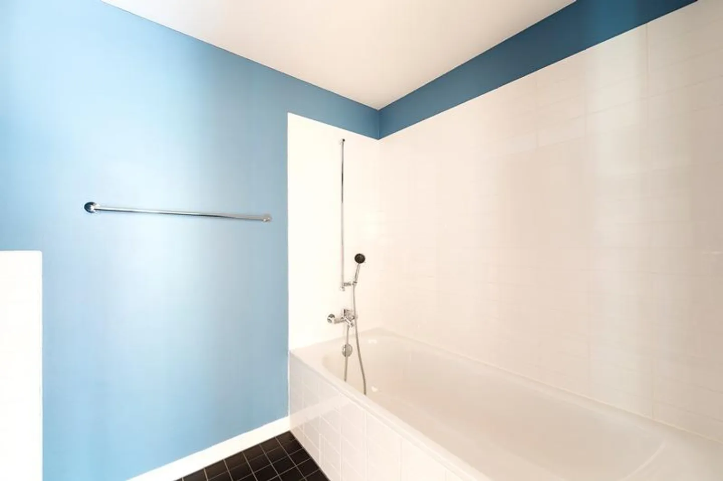 Spacious Apartment in Green Area - Photo 4 of 9