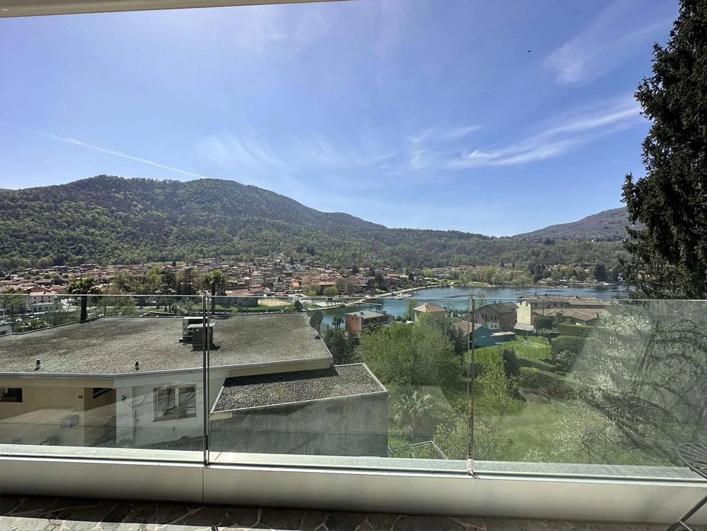 À LOUER PENTHOUSE AVEC VUE SUR LE LAC MEUBLÉ - Photo 1 sur 16