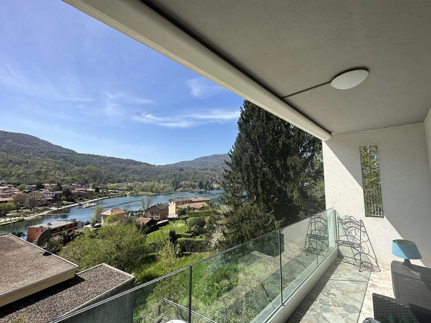 À LOUER PENTHOUSE AVEC VUE SUR LE LAC MEUBLÉ - Photo 2 sur 16