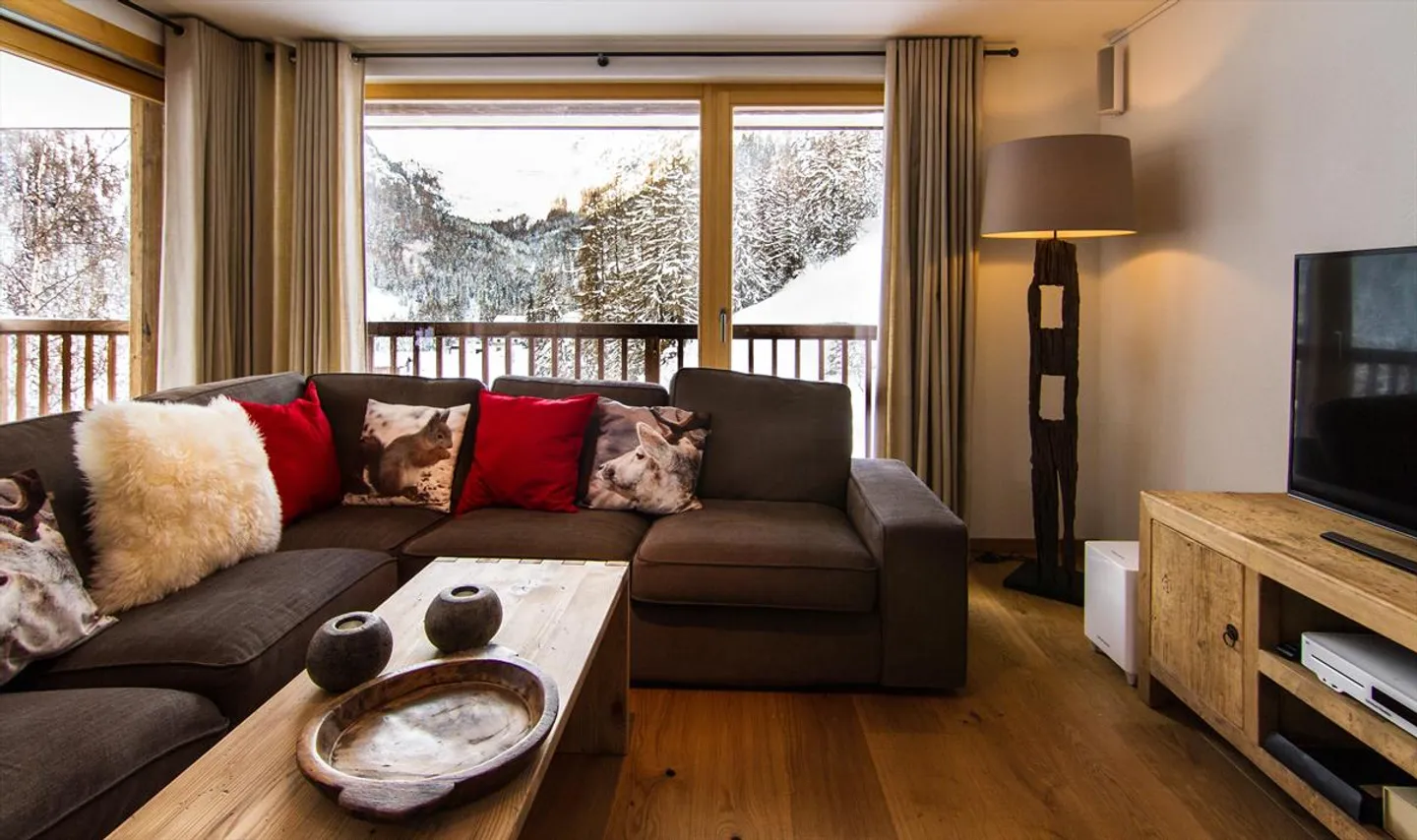 Les Rahâs is a high-quality alpine apartment residence located in one of the most beautiful high-altitude valleys of the Alps. - Photo 2 of 9