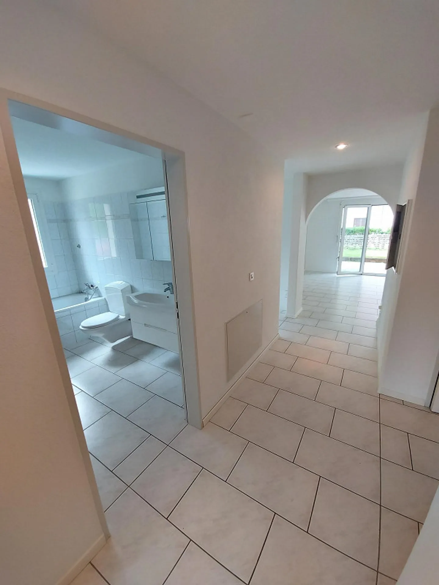 Ampio appartamento di 3,5 stanze con balcone - Foto 3 di 10