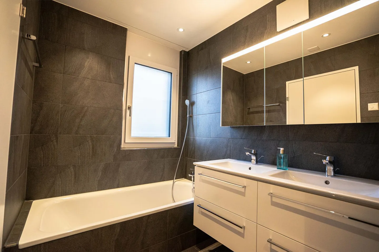 Modern 3.5-room apartment with winter garden and terrace - Photo 9 of 16