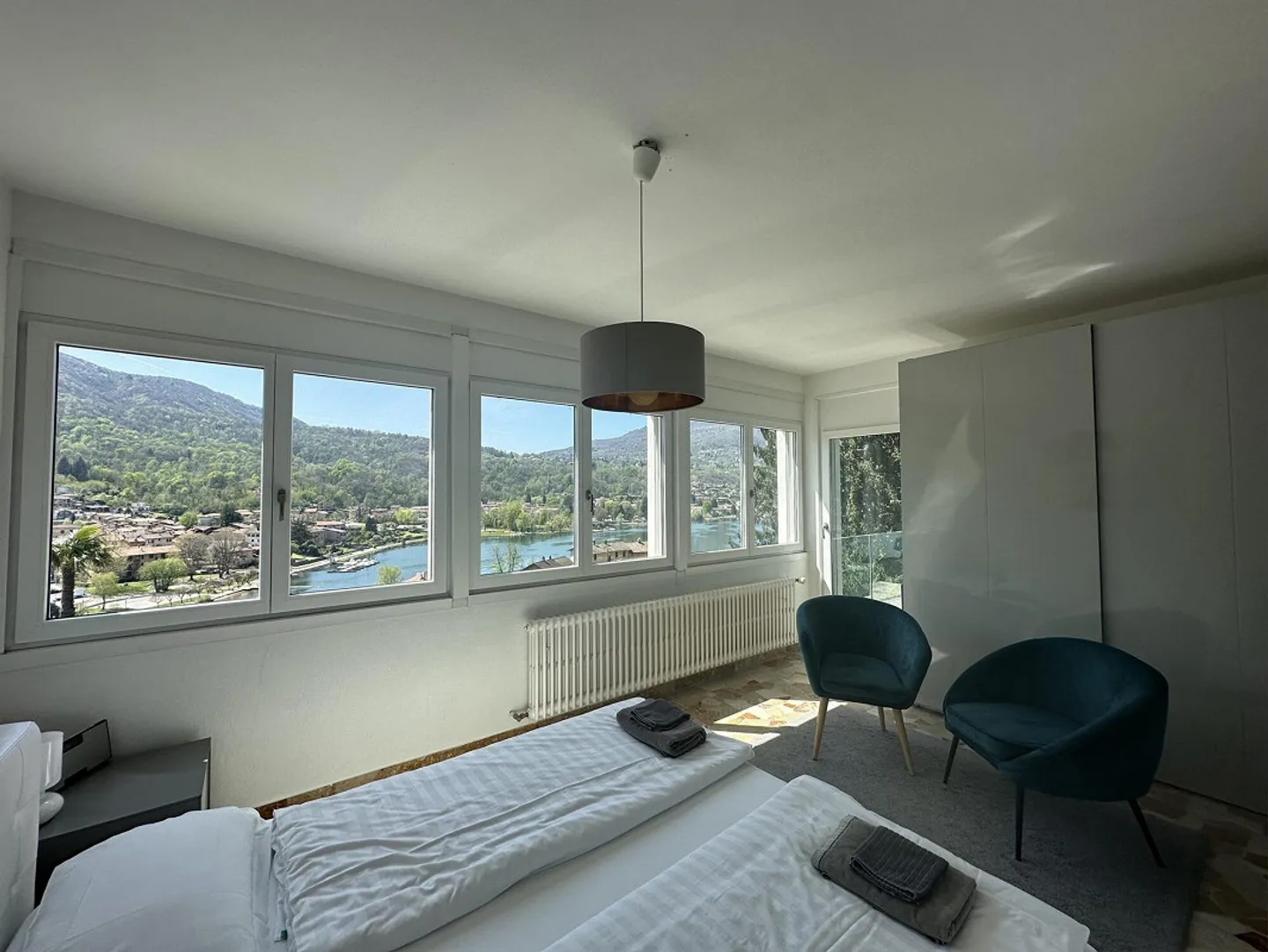 À LOUER PENTHOUSE AVEC VUE SUR LE LAC MEUBLÉ - Photo 9 sur 16