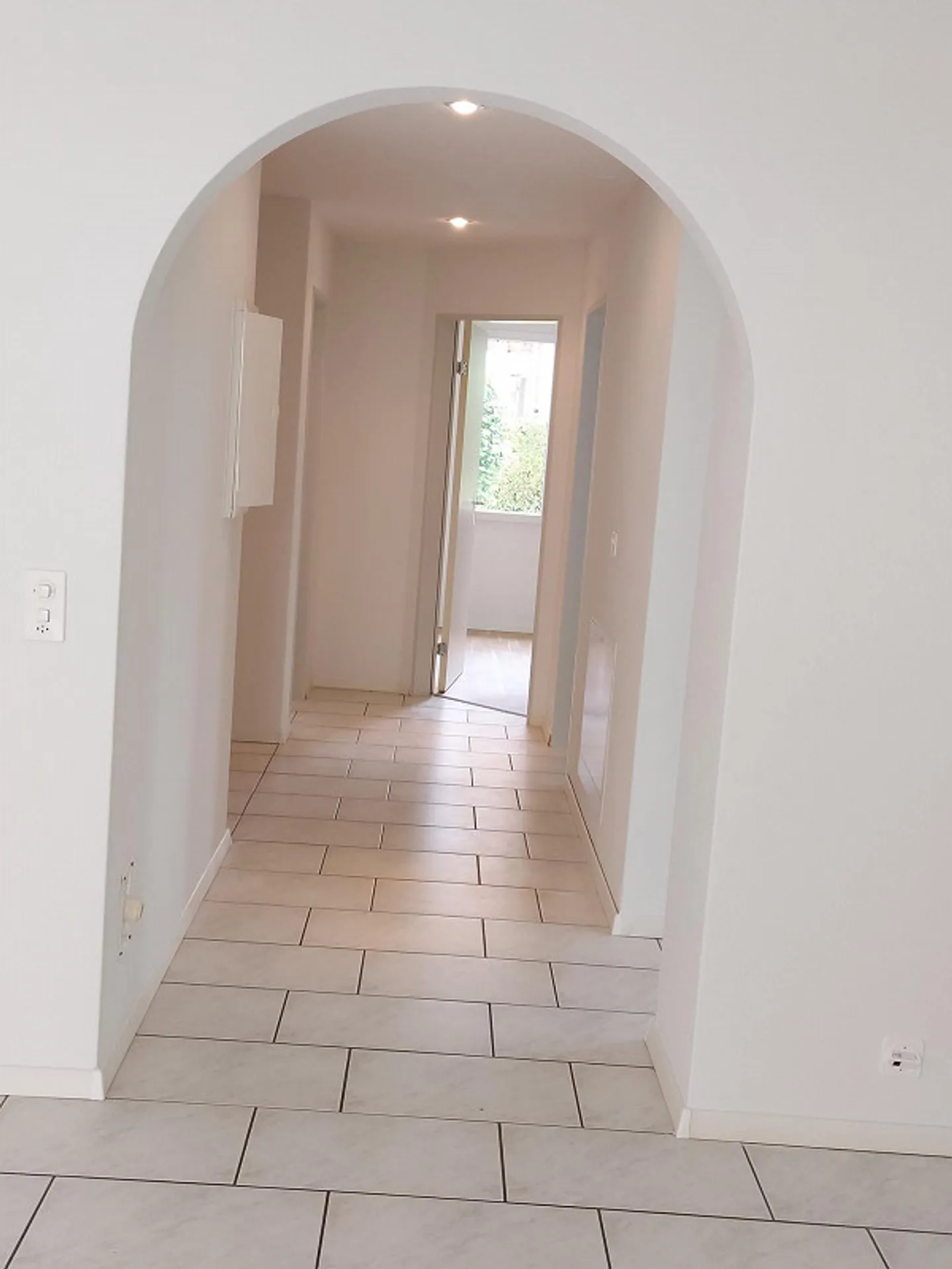 Ampio appartamento di 3,5 stanze con balcone - Foto 2 di 10