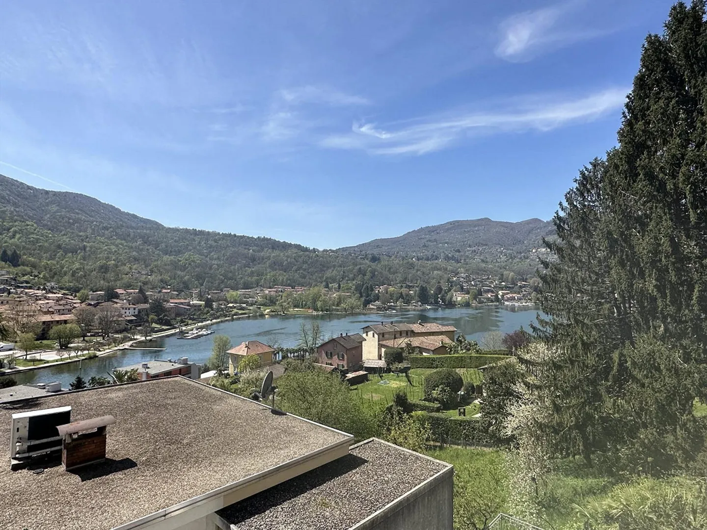À LOUER PENTHOUSE AVEC VUE SUR LE LAC MEUBLÉ - Photo 15 sur 16