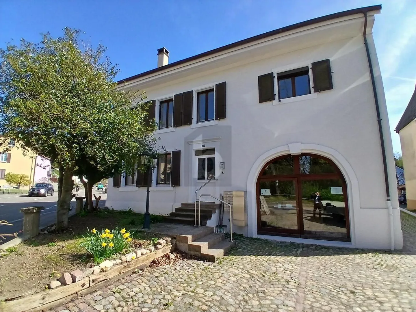 RÉNOVÉ RÉCEMMENT AVEC UN GRAND BALCON - Photo 1 sur 5