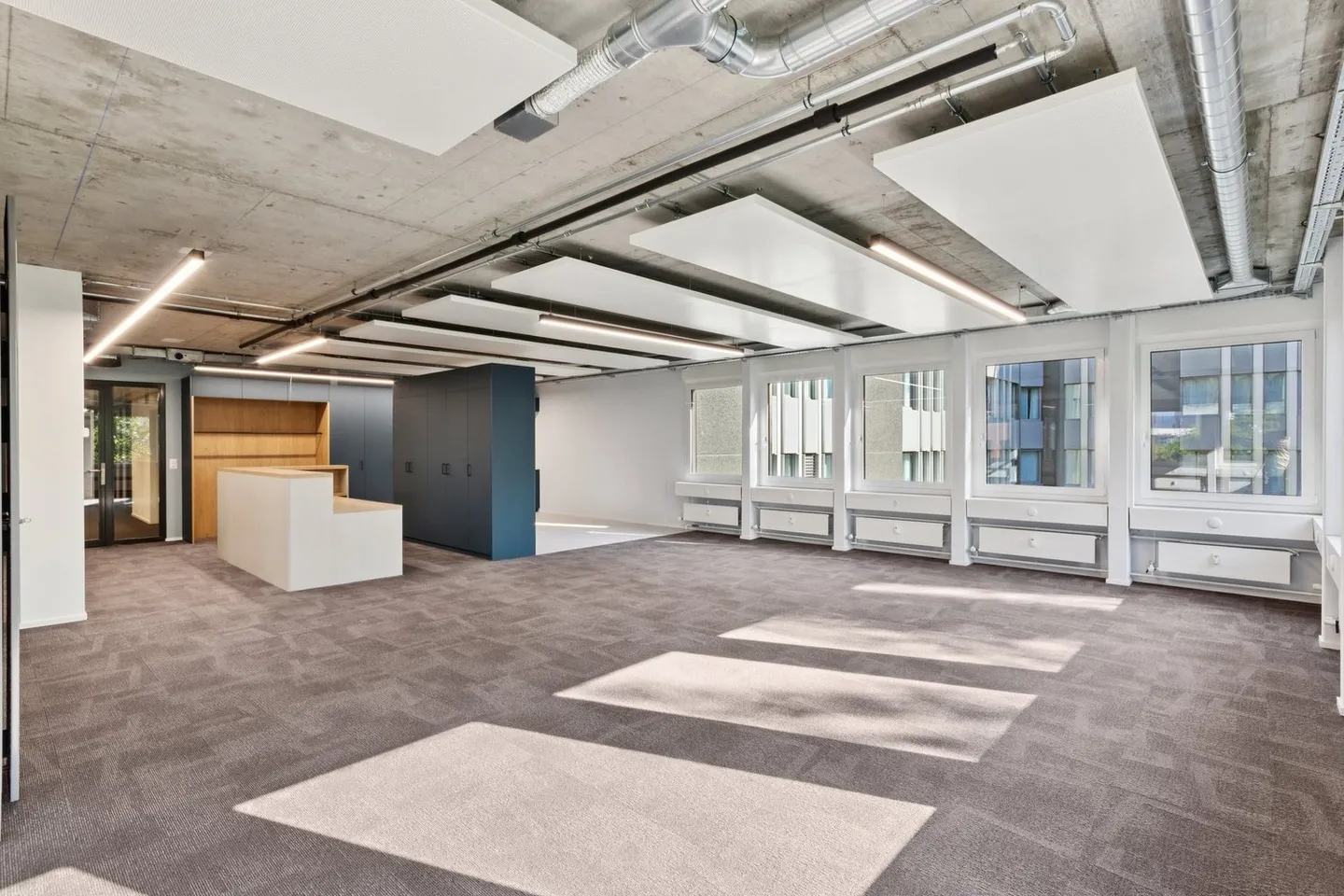 Prima occupazione - moderno e sostenibile: ufficio completamente sviluppato di 275 m² nell'AirCenter certificato DGNB Gold - Foto 2 di 9