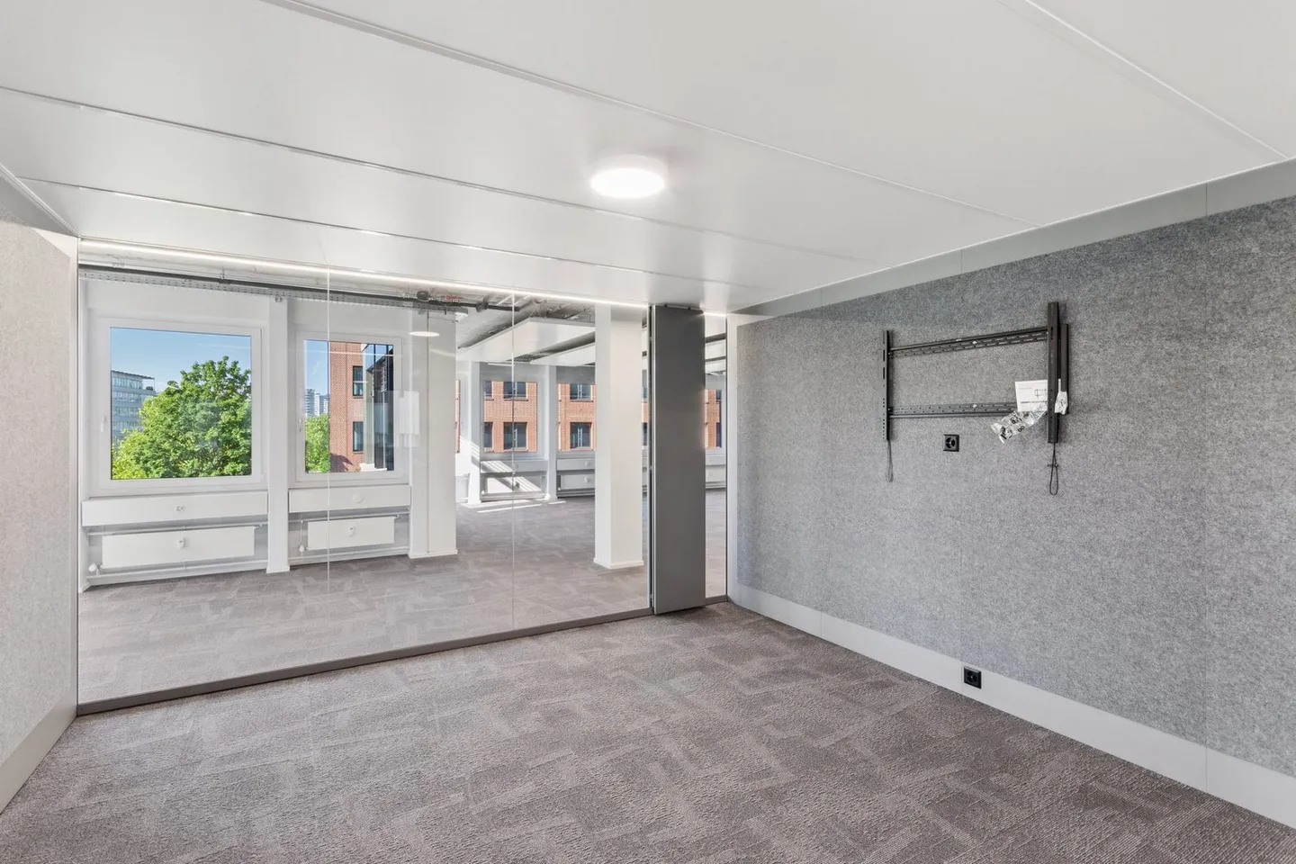 Prima occupazione - moderno e sostenibile: ufficio completamente sviluppato di 275 m² nell'AirCenter certificato DGNB Gold - Foto 4 di 9