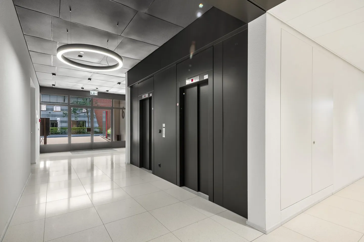 Prima occupazione - moderno e sostenibile: ufficio completamente sviluppato di 275 m² nell'AirCenter certificato DGNB Gold - Foto 8 di 9