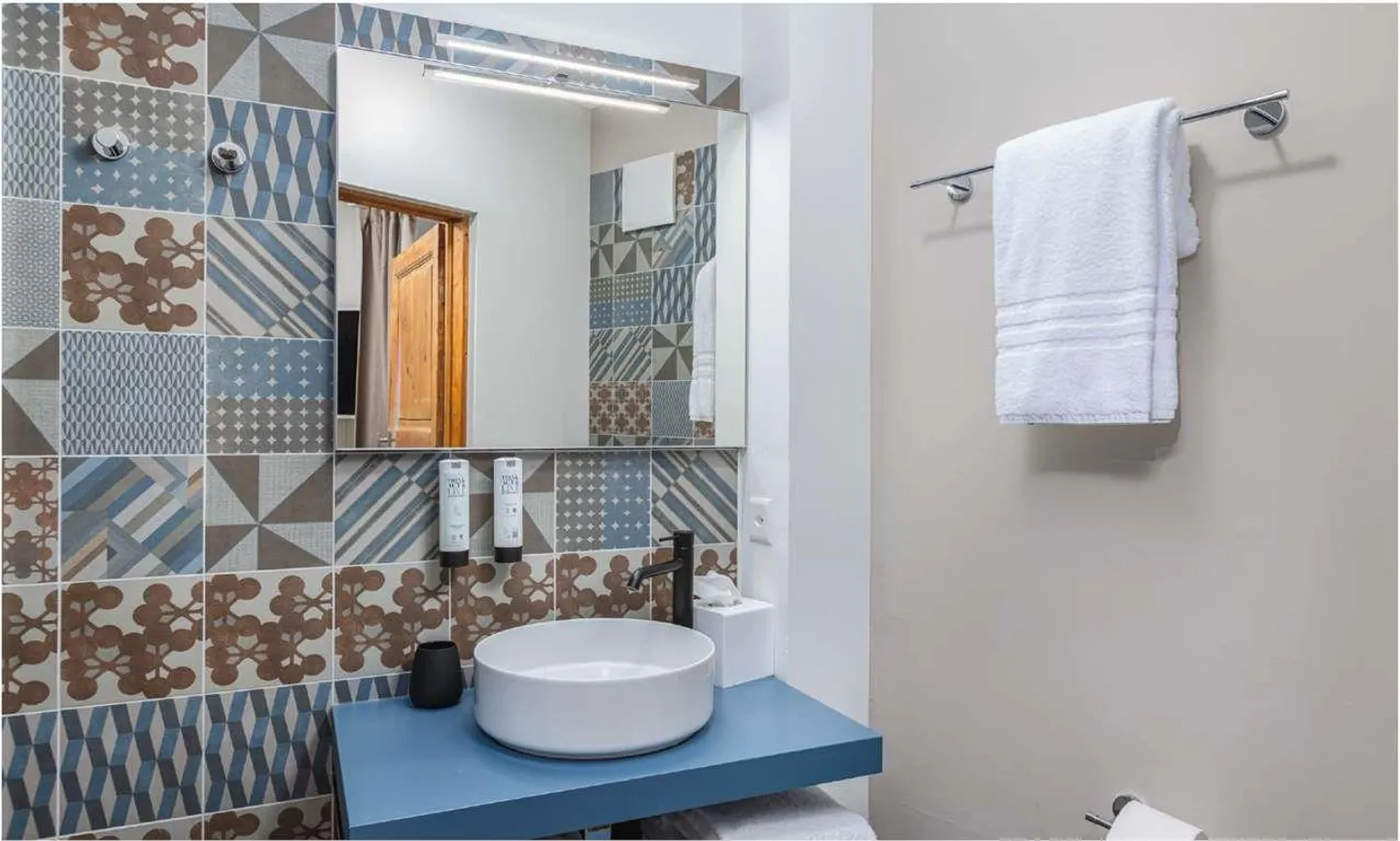 BOUTIQUE HOTEL - REAL ESTATE INVESTMENT OPPORTUNITY - Photo 9 of 13