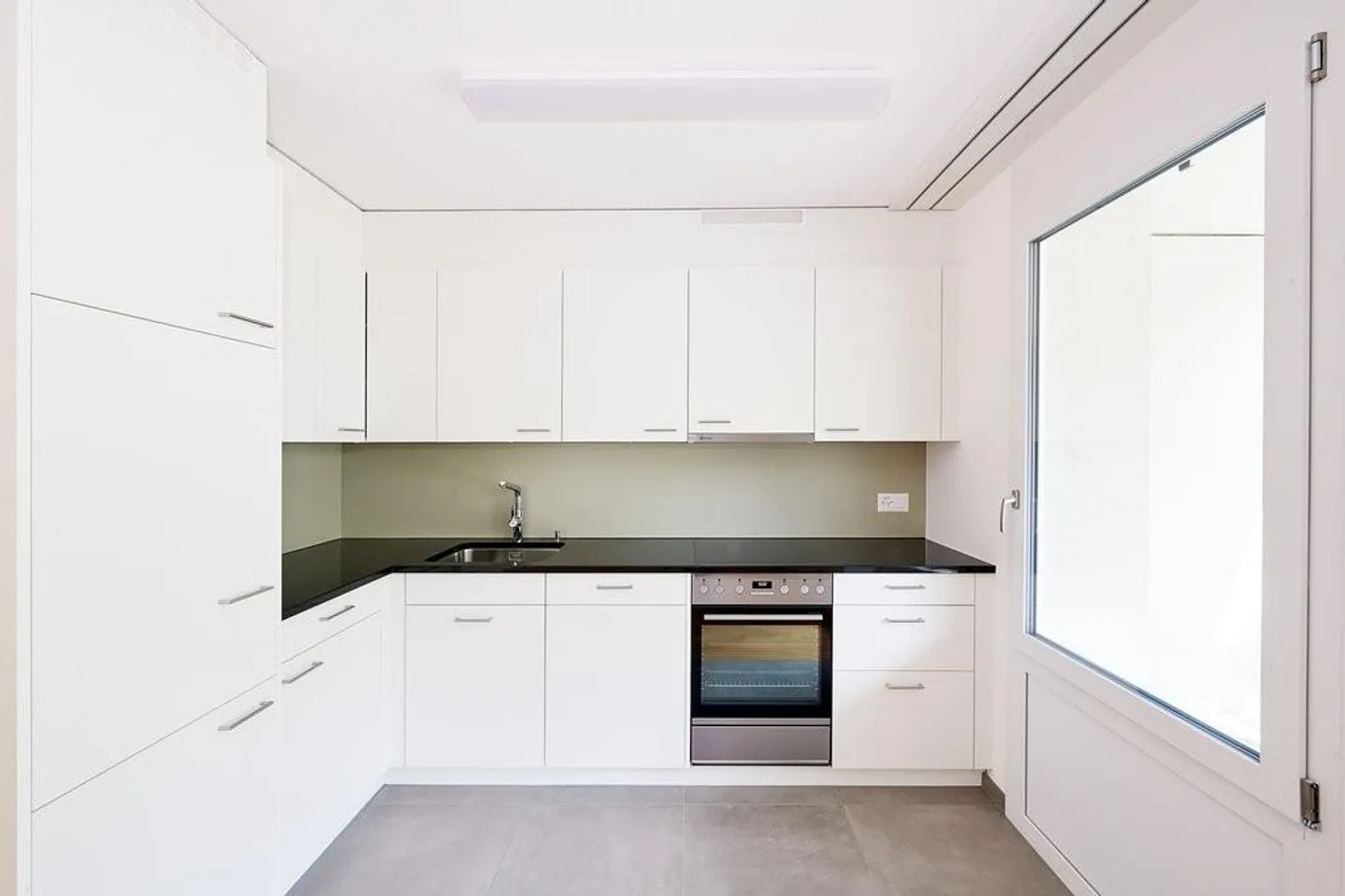 Appartement moderne 2 pièces avec grand balcon ! - Photo 2 sur 7