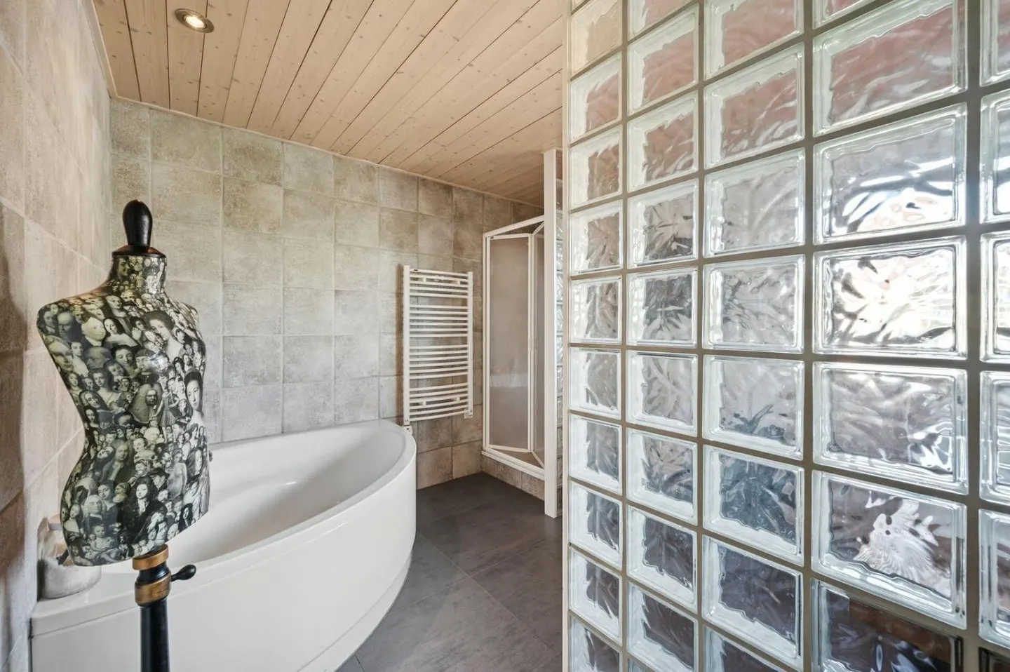 Maison de campagne contemporaine avec vue sur le lac et les Alpes - Photo 12 sur 13