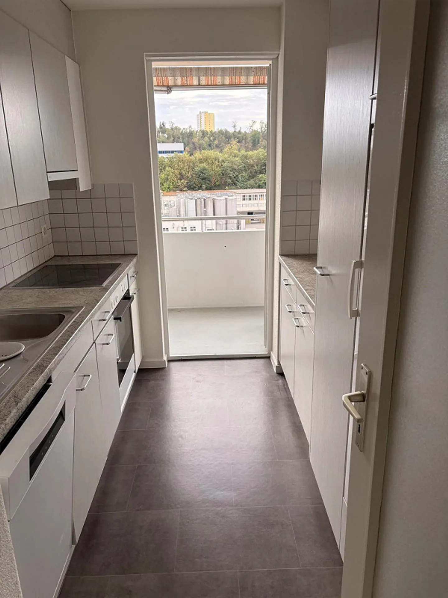 3.5-room apartment with sunny balcony - Photo 4 of 10
