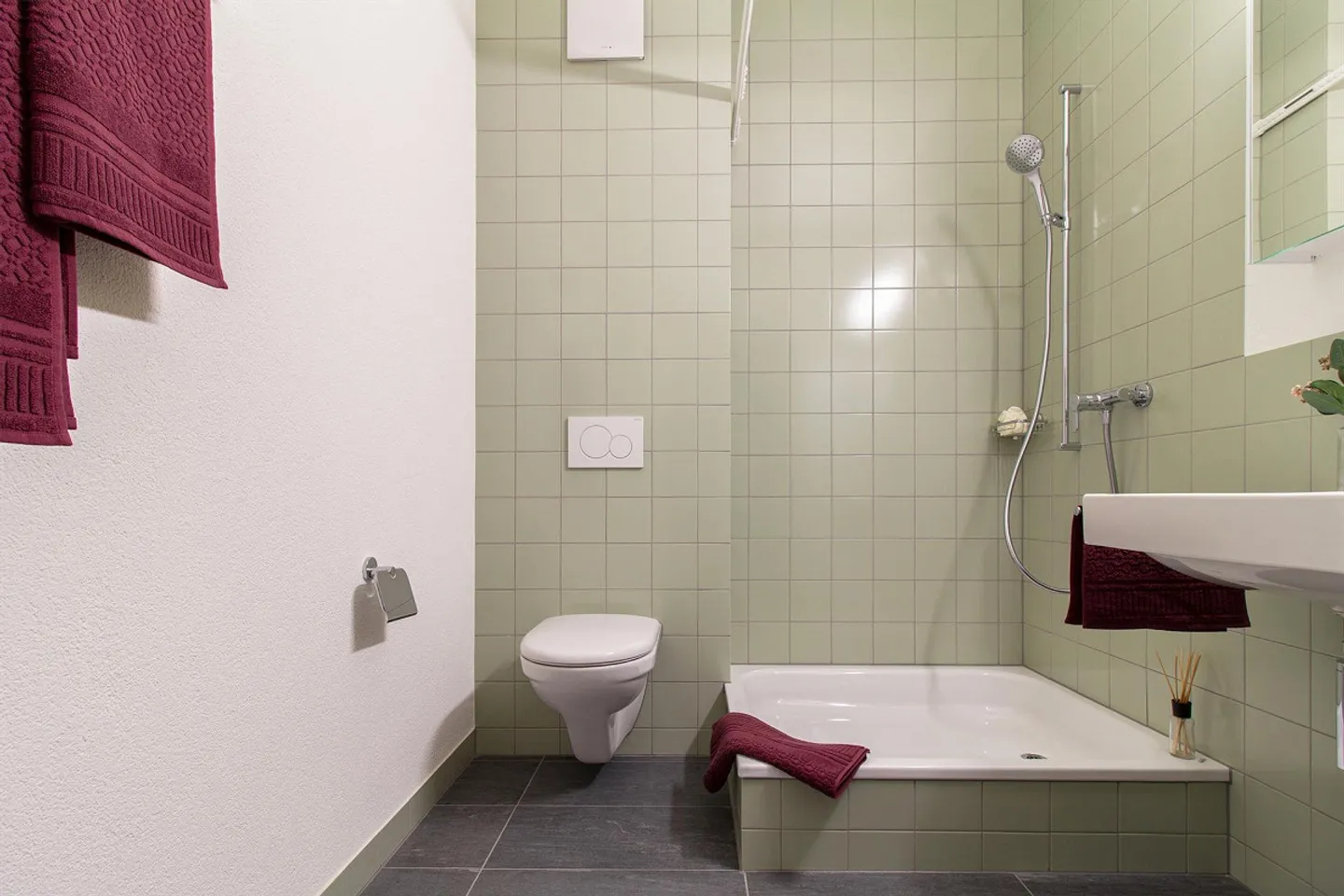 Spacious 5-Room Apartment - Photo 3 of 9