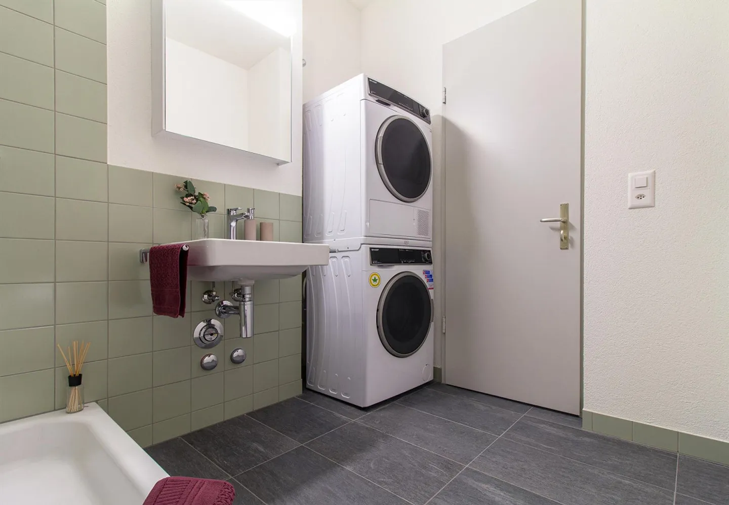 Spacious 5-Room Apartment - Photo 4 of 9