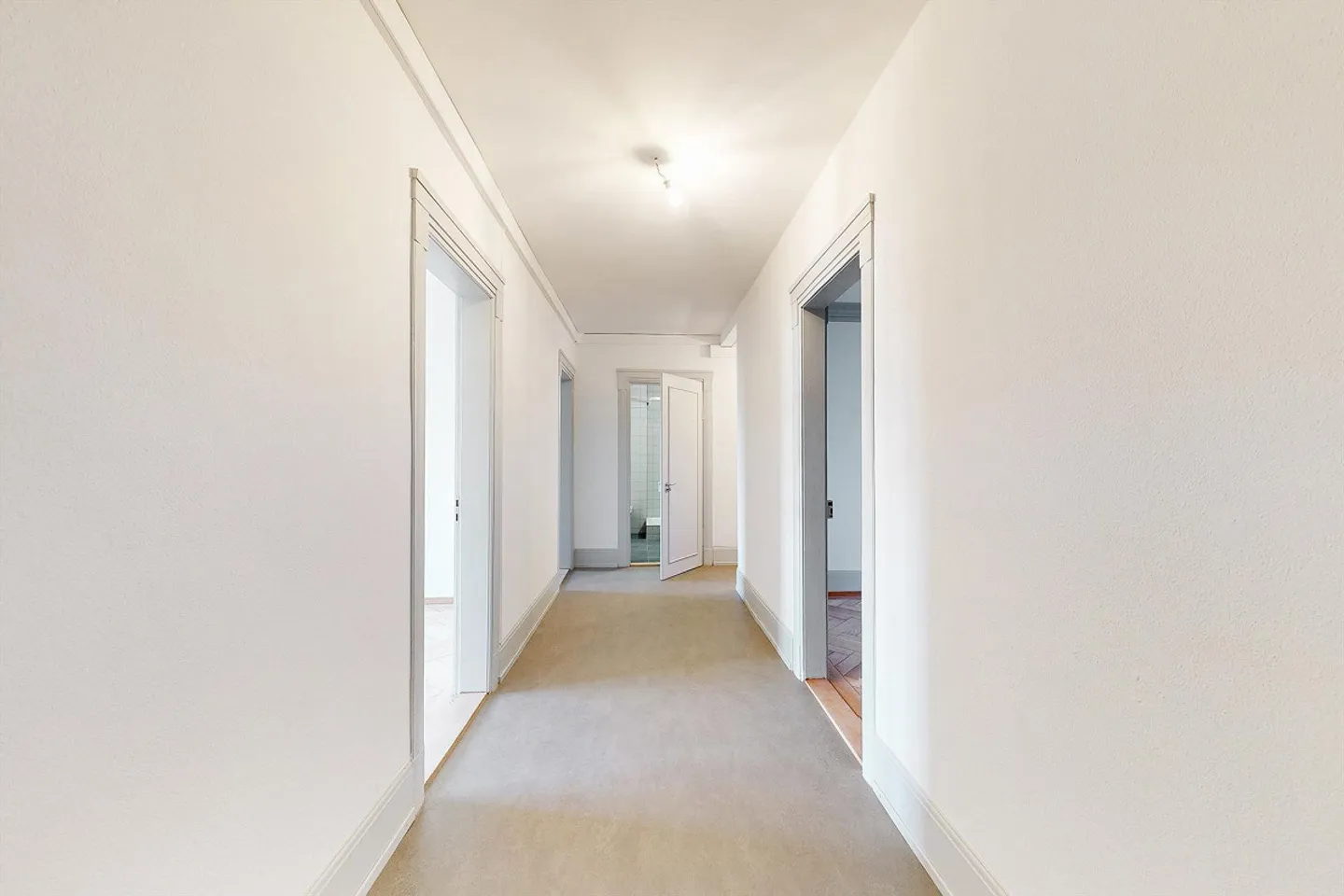 Spacious 5-Room Apartment - Photo 8 of 9