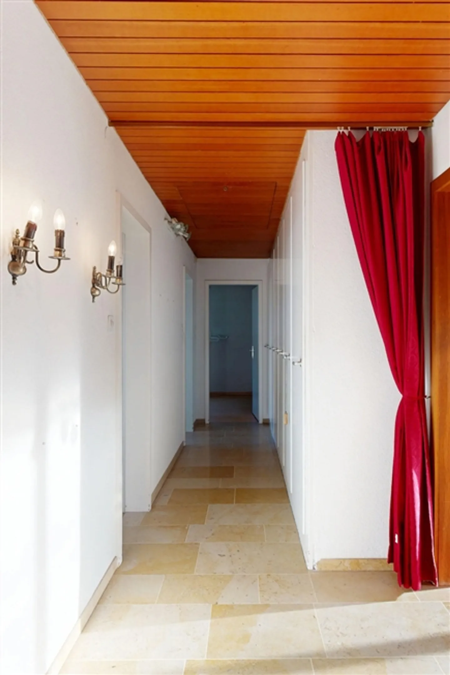 Geräumiges Einfamilienhaus mit Pool - Foto 14 von 20