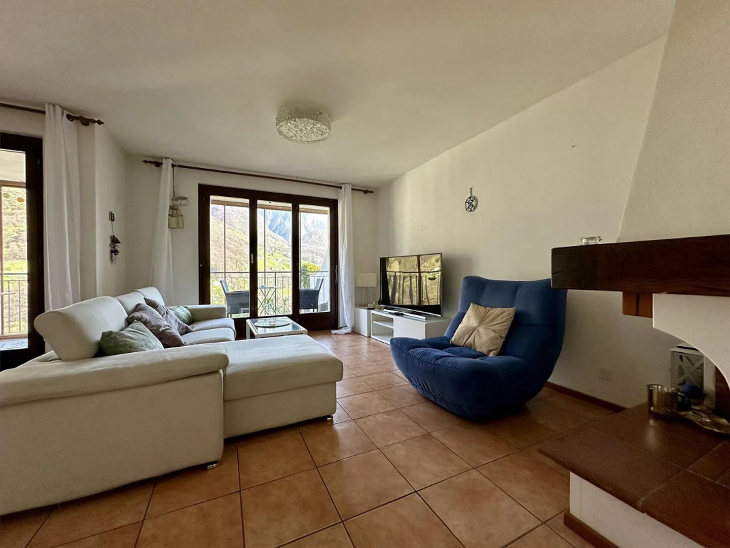 Villa with private garden and unobstructed view of the mountains in Arogno - Photo 2 of 12
