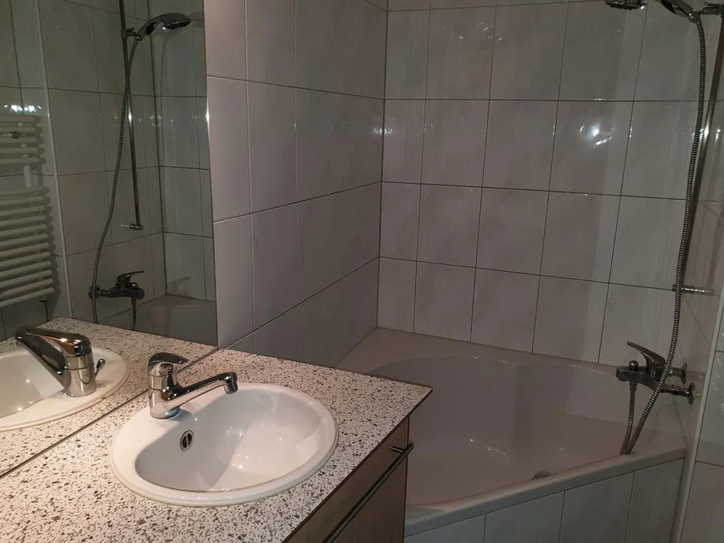 Quartier résidentiel calme dans la verdure : appartement de 4 pièces au 5ème étage - Photo 3 sur 6