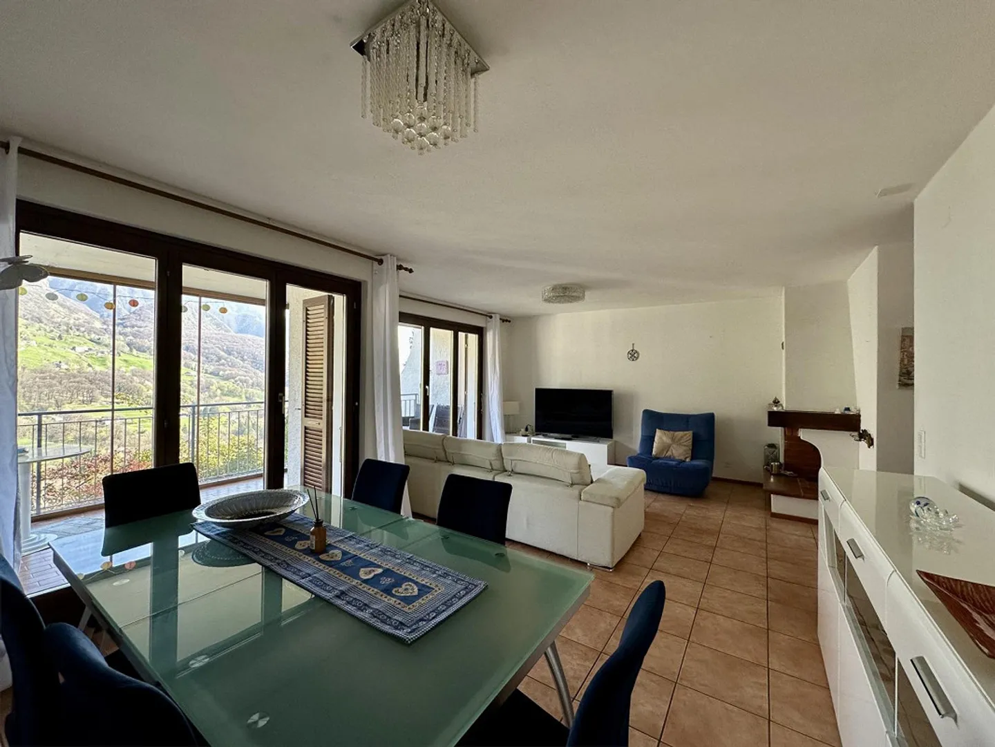 Villa with private garden and unobstructed view of the mountains in Arogno - Photo 3 of 12