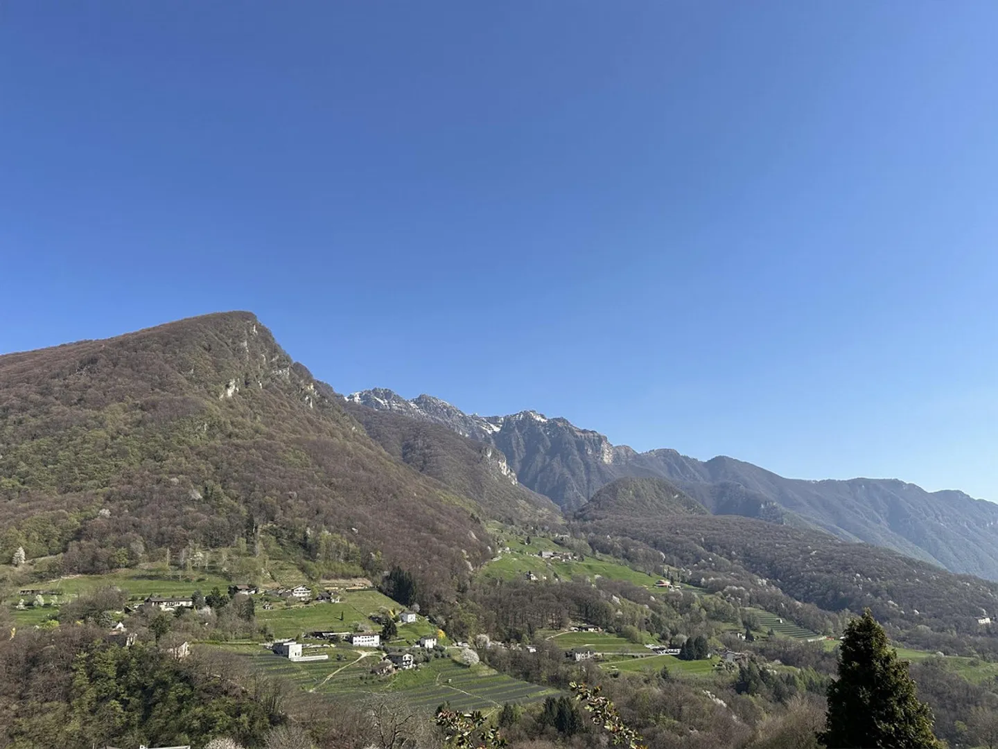 Villa with private garden and unobstructed view of the mountains in Arogno - Photo 9 of 12
