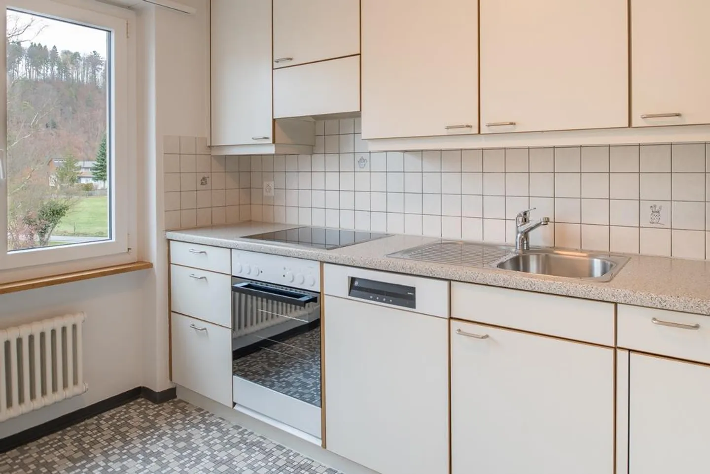 RENT WITHOUT DEPOSIT - Quiet residential area, yet centrally located - Photo 3 of 7
