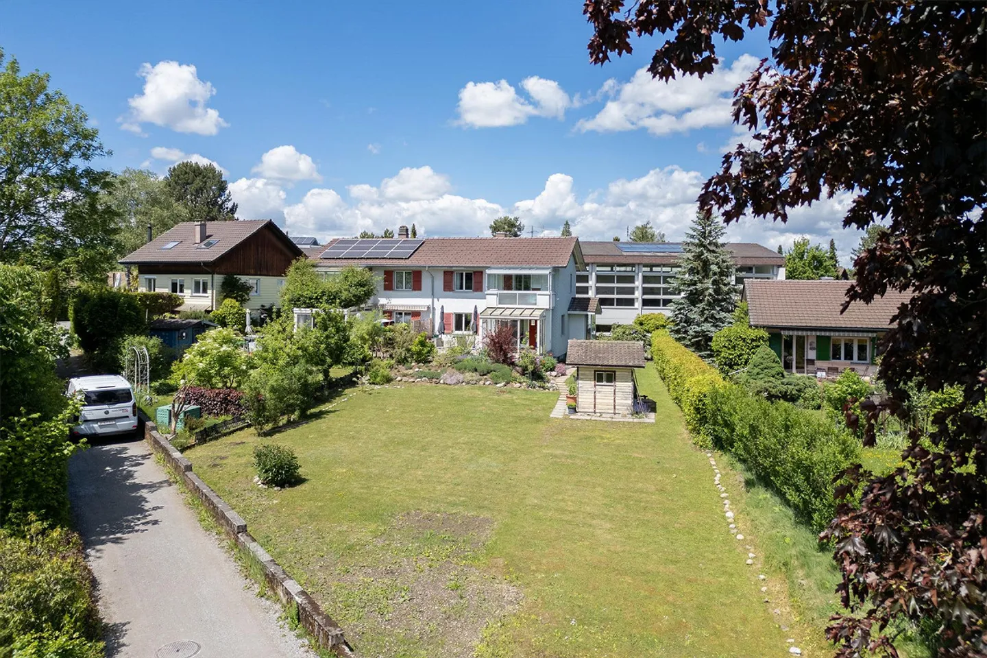 Incantevole casa bifamiliare di 3,5 locali con grande oasi giardino - Foto 1 di 15