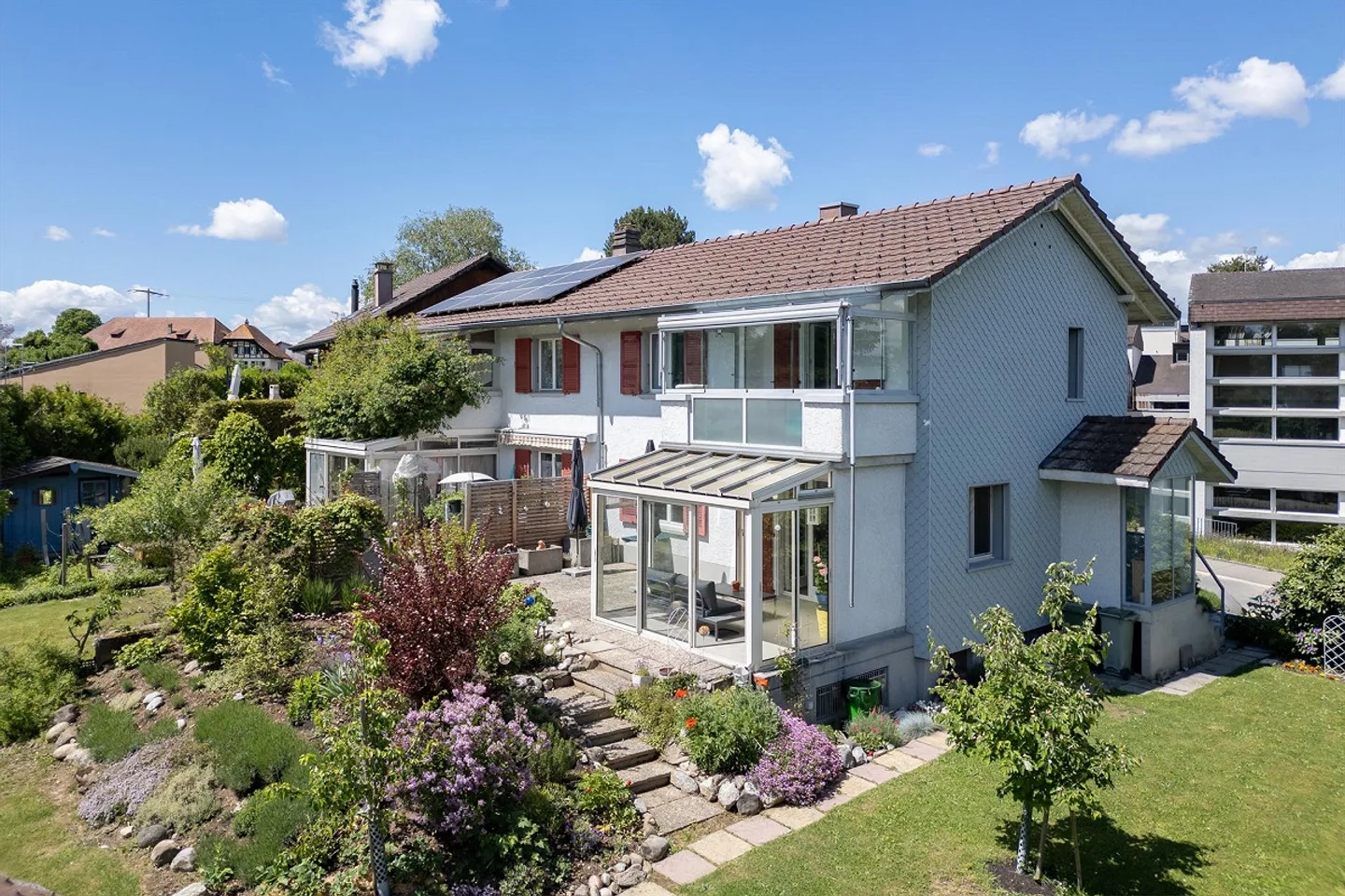 Incantevole casa bifamiliare di 3,5 locali con grande oasi giardino - Foto 2 di 15