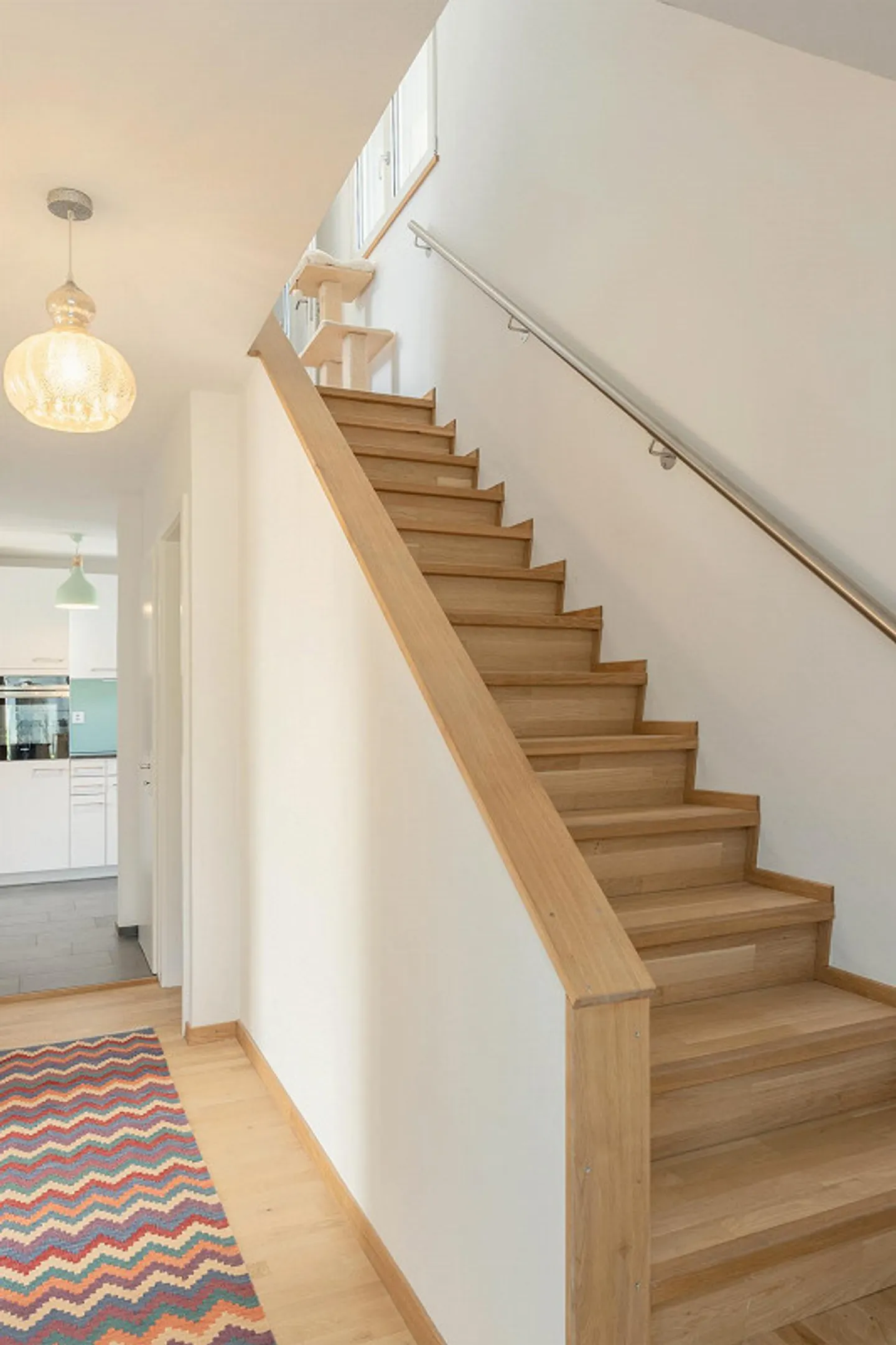 Incantevole casa bifamiliare di 3,5 locali con grande oasi giardino - Foto 6 di 15