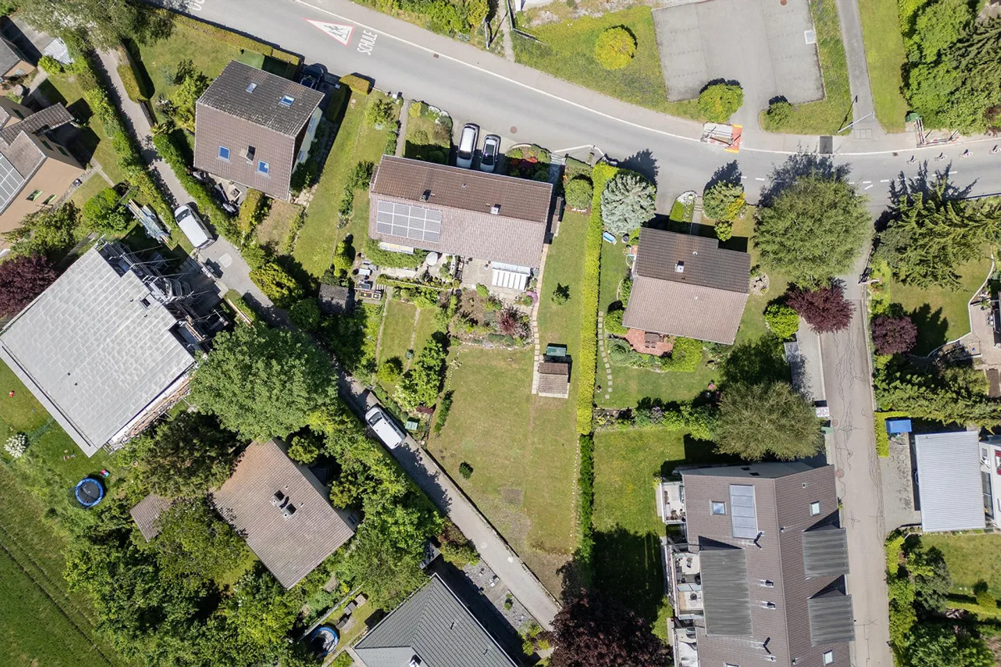 Incantevole casa bifamiliare di 3,5 locali con grande oasi giardino - Foto 3 di 15