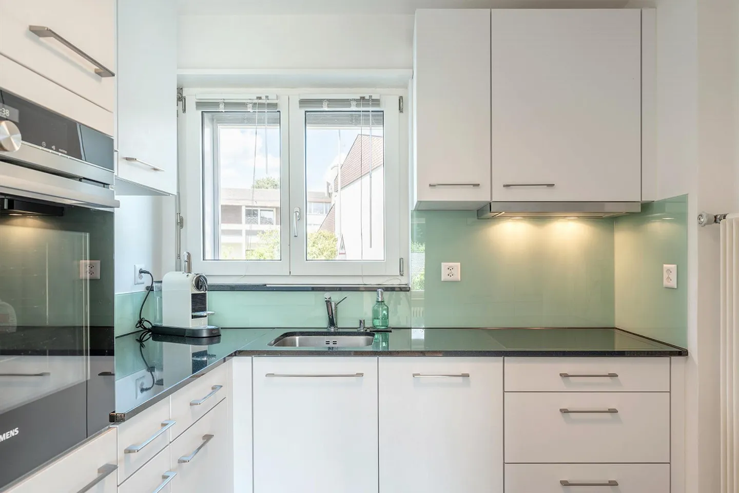 Incantevole casa bifamiliare di 3,5 locali con grande oasi giardino - Foto 11 di 15