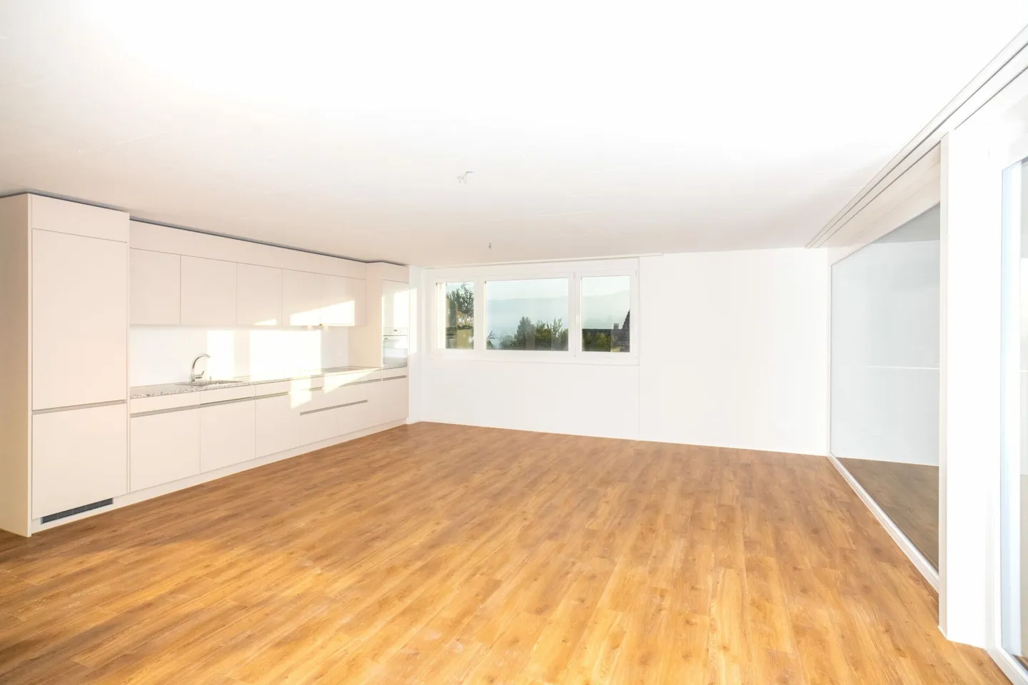 Helle Wohnung mit grossem Balkon - Foto 3 von 12