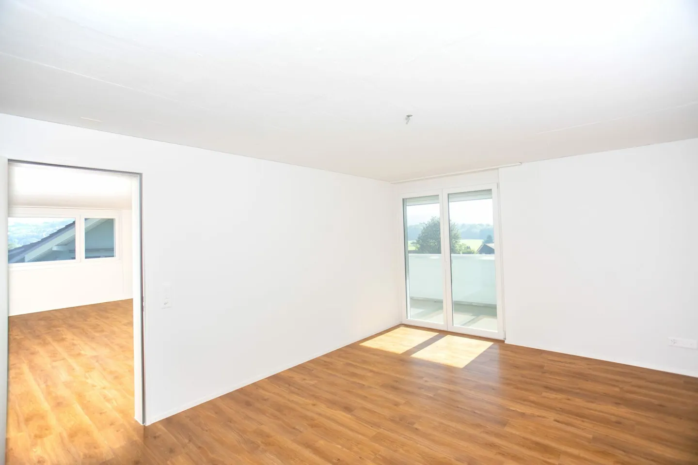 Helle Wohnung mit grossem Balkon - Foto 4 von 12