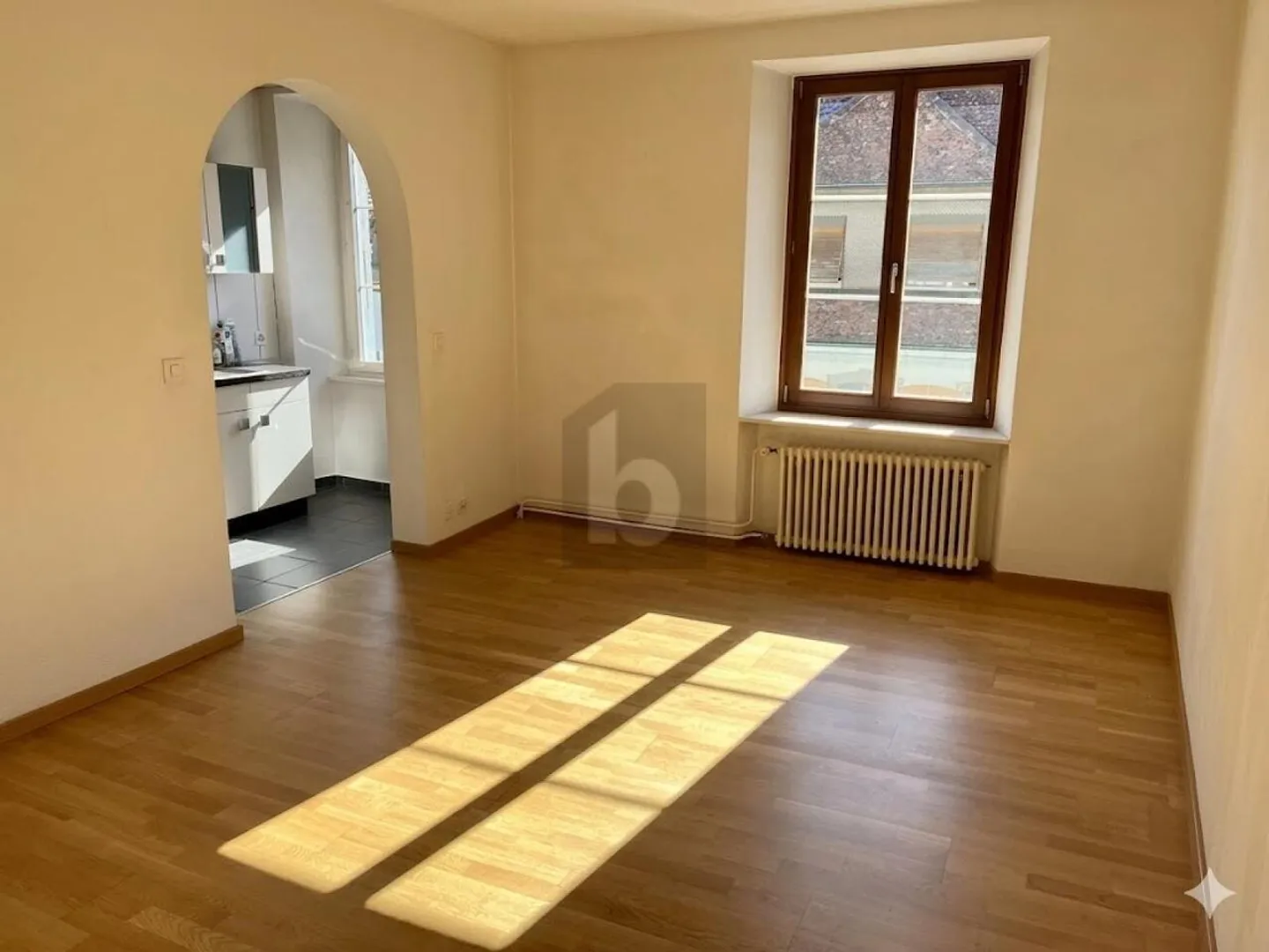 PRACTICAL, BRIGHT AND CLOSE TO THE CITY - Photo 1 of 6