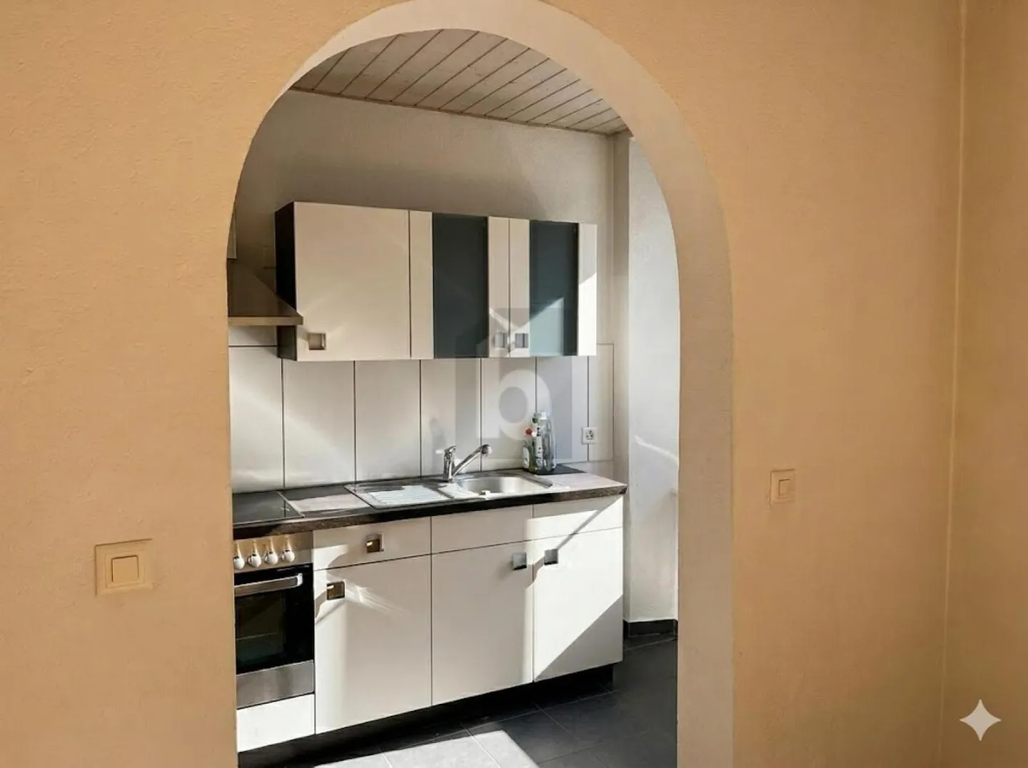 PRACTICAL, BRIGHT AND CLOSE TO THE CITY - Photo 5 of 6
