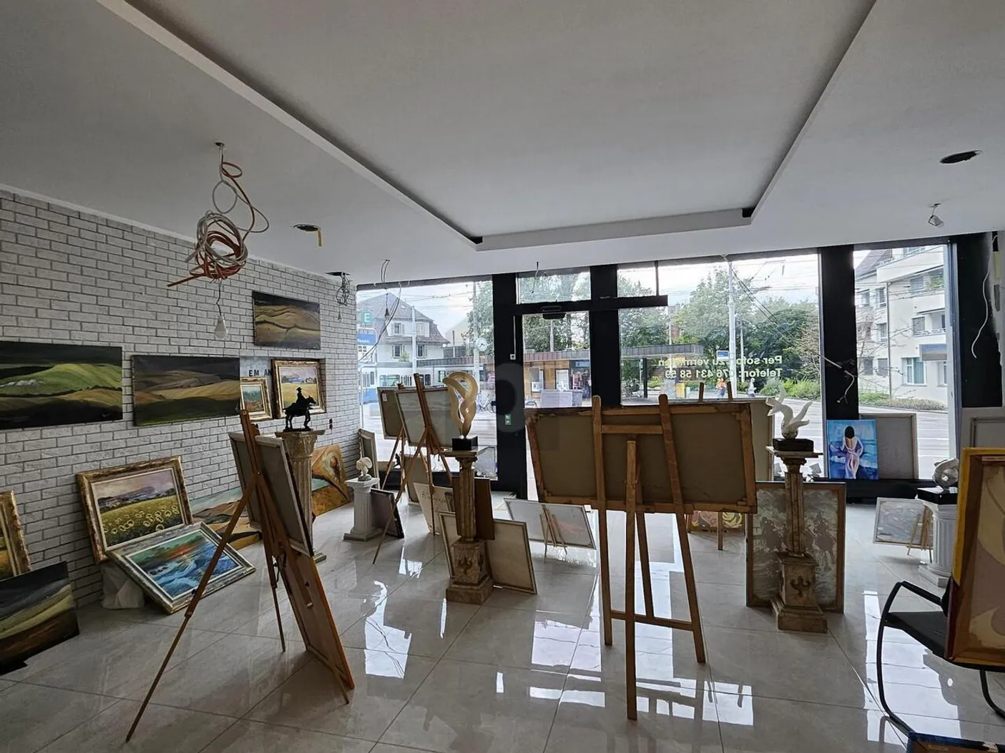 MAGASIN, STUDIO, BUREAU, ATELIER EN EMPLACEMENT DE CHOIX - Photo 3 sur 6