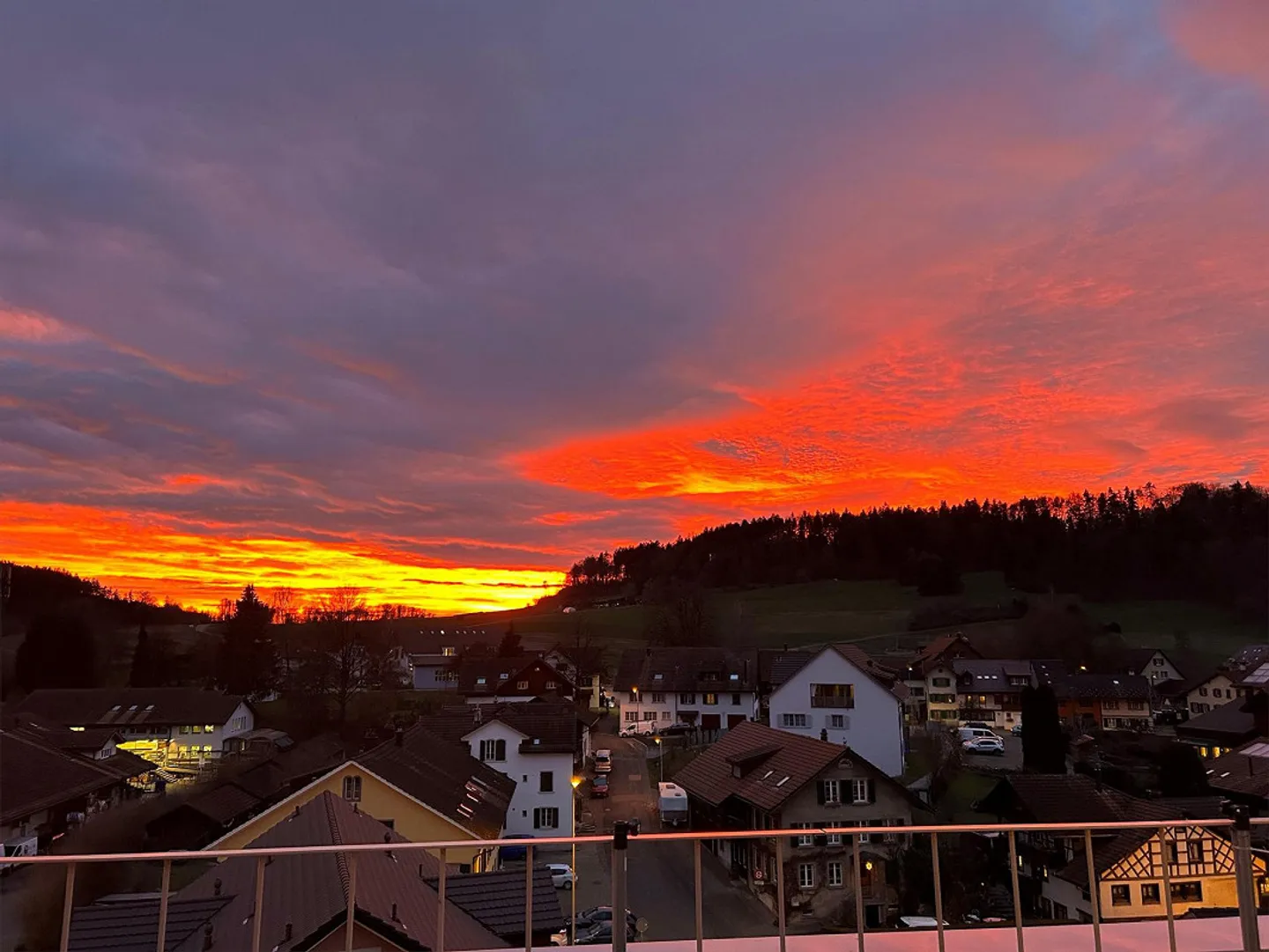 Ampio appartamento attico di 3,5 locali a Weisslingen con ampi balconi - Foto 7 di 9