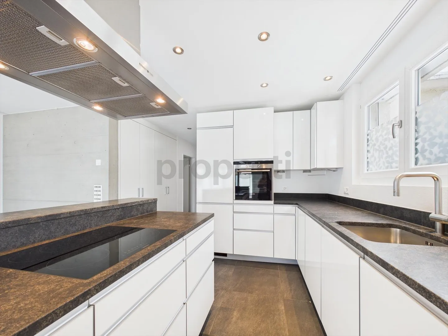 High-quality 4.5 room penthouse apartment in Oberglatt - Photo 4 of 13