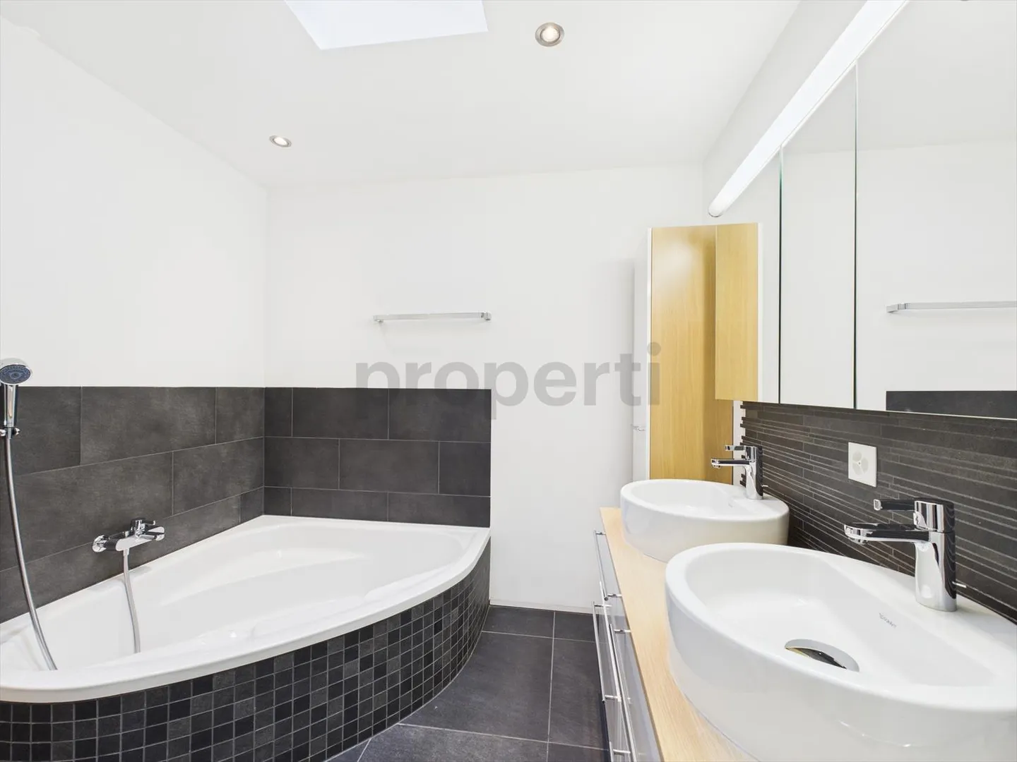 High-quality 4.5 room penthouse apartment in Oberglatt - Photo 8 of 13