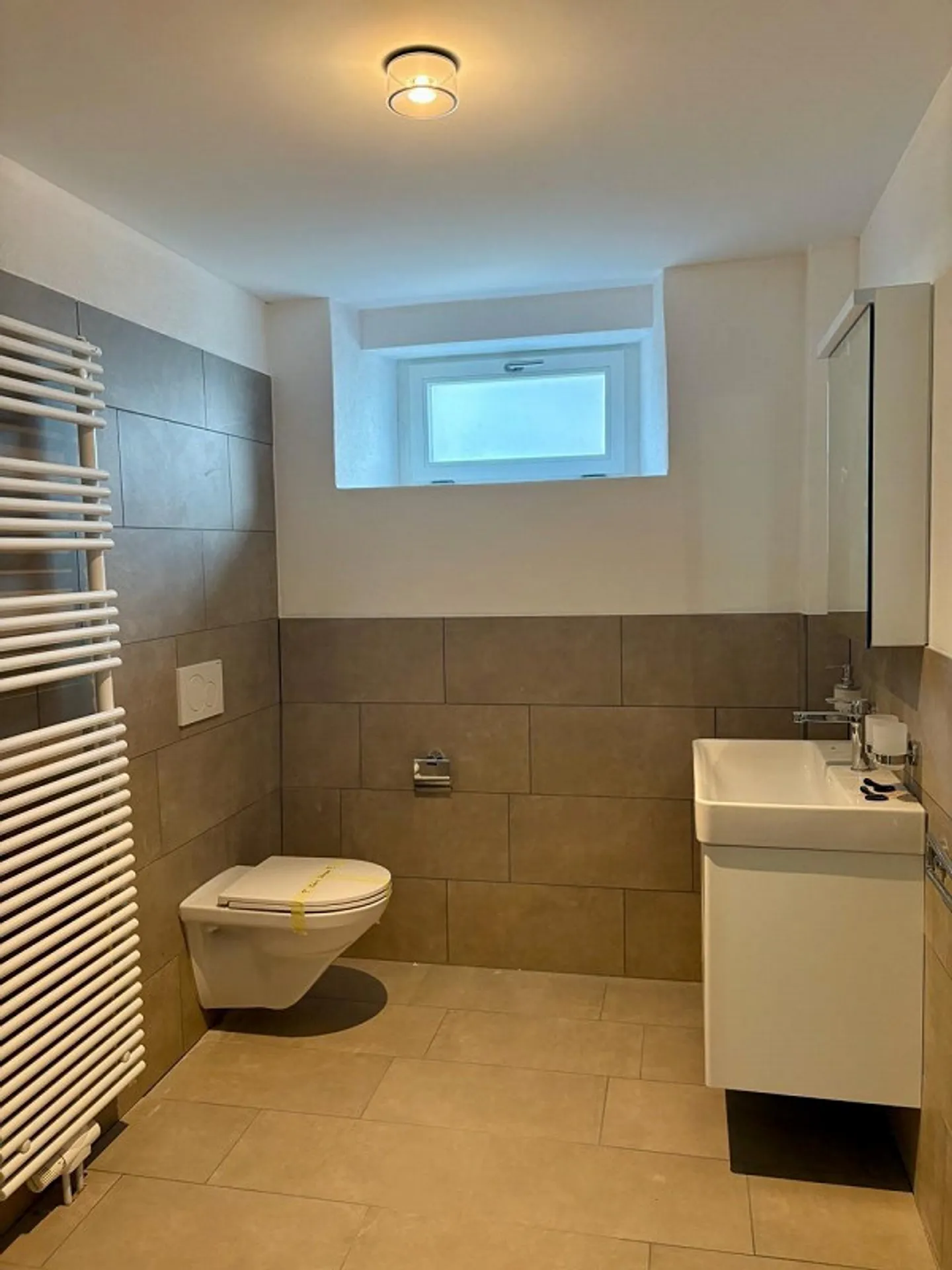 Ampio appartamento di 2 1/2 locali con ripostiglio/locale - Foto 2 di 7