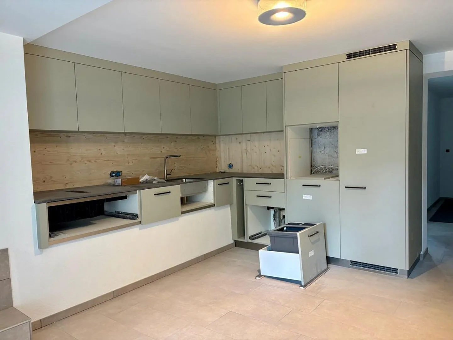 Ampio appartamento di 2 1/2 locali con ripostiglio/locale - Foto 4 di 7