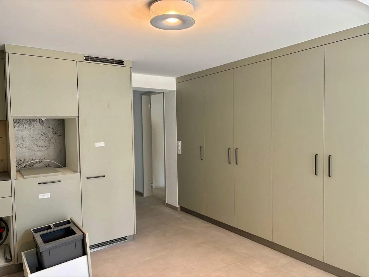 Ampio appartamento di 2 1/2 locali con ripostiglio/locale - Foto 5 di 7