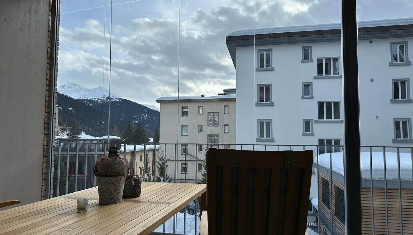 Modern 3.5-room apartment with mountain view in Davos Platz - Photo 2 of 5