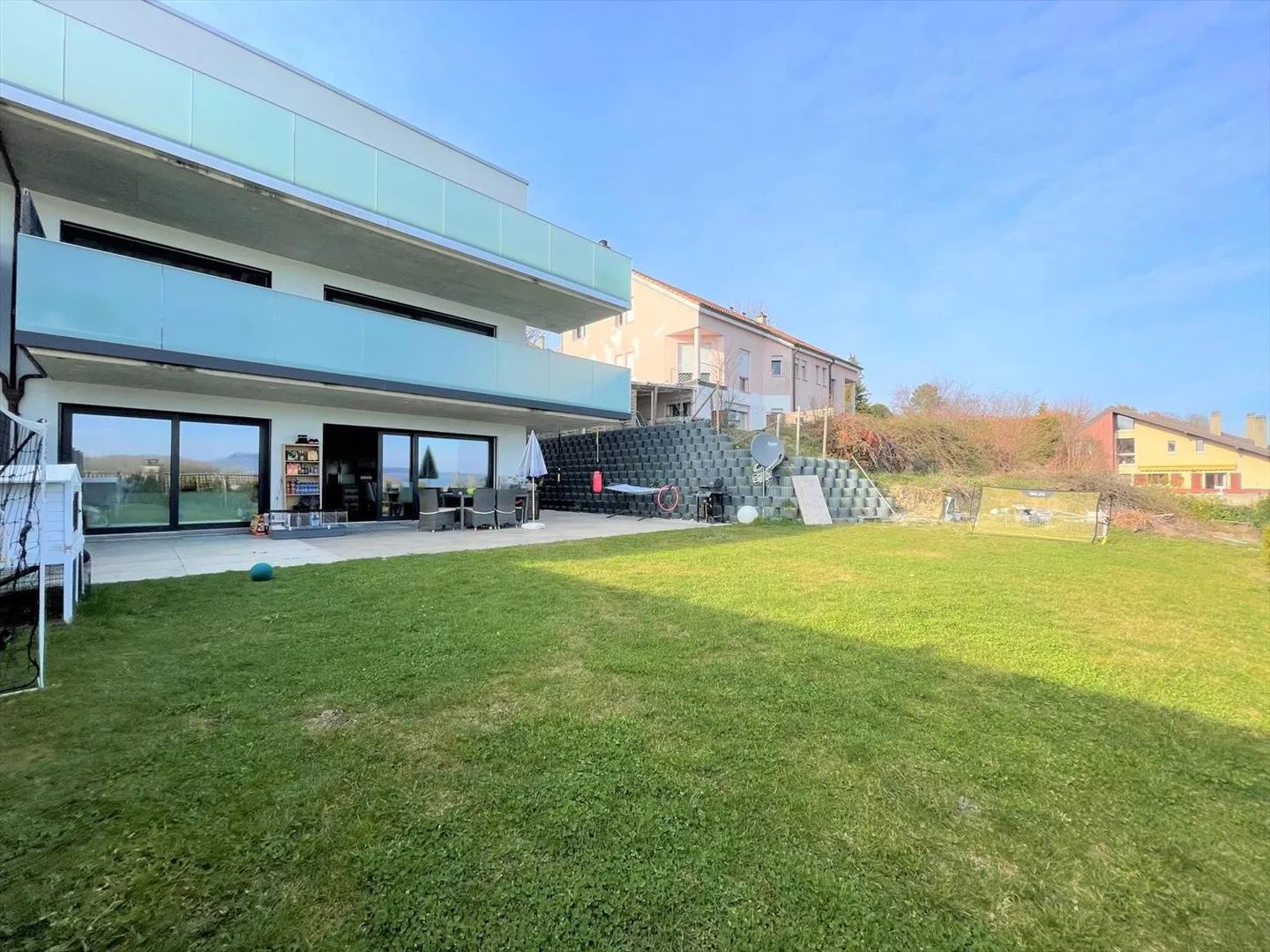 Appartement spacieux de 4,5 pièces avec cave, jardin et vue sur le lac - Photo 1 sur 13