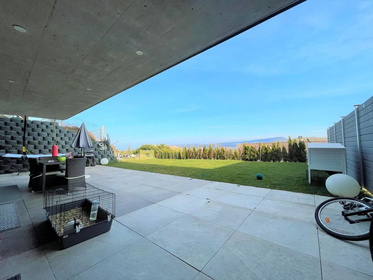 Appartement spacieux de 4,5 pièces avec cave, jardin et vue sur le lac - Photo 2 sur 13