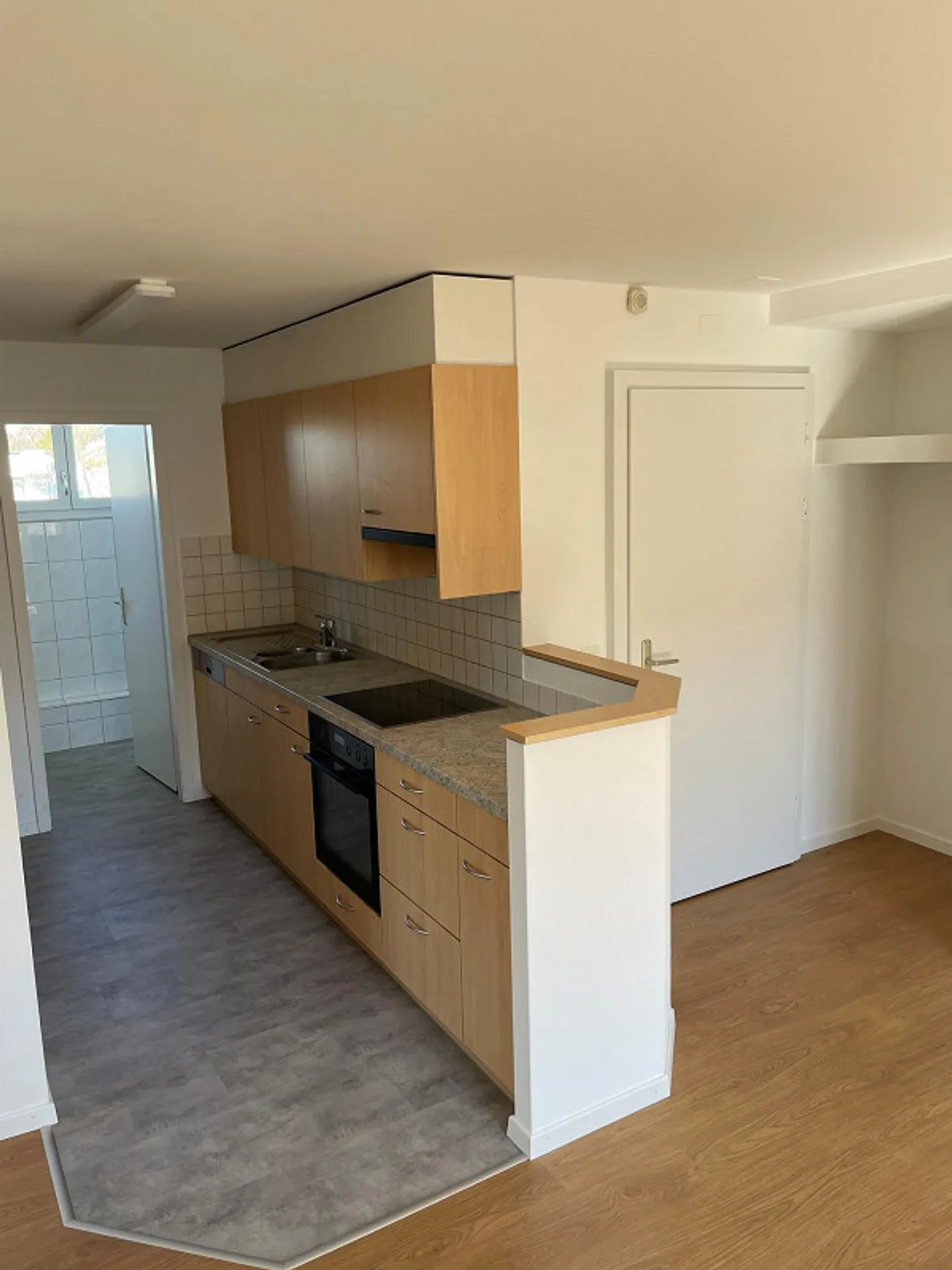 Central, bright 3 1/2 room apartment - Photo 3 of 13