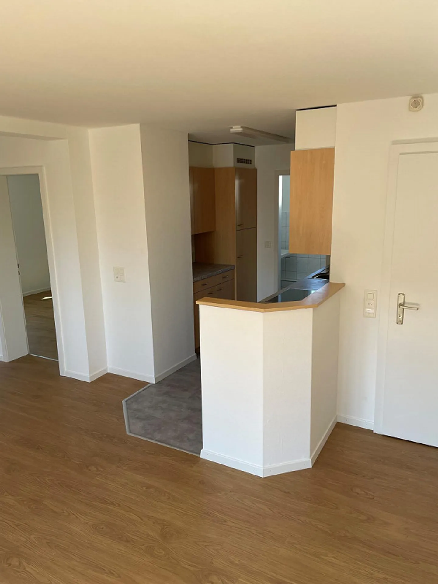 Central, bright 3 1/2 room apartment - Photo 4 of 13