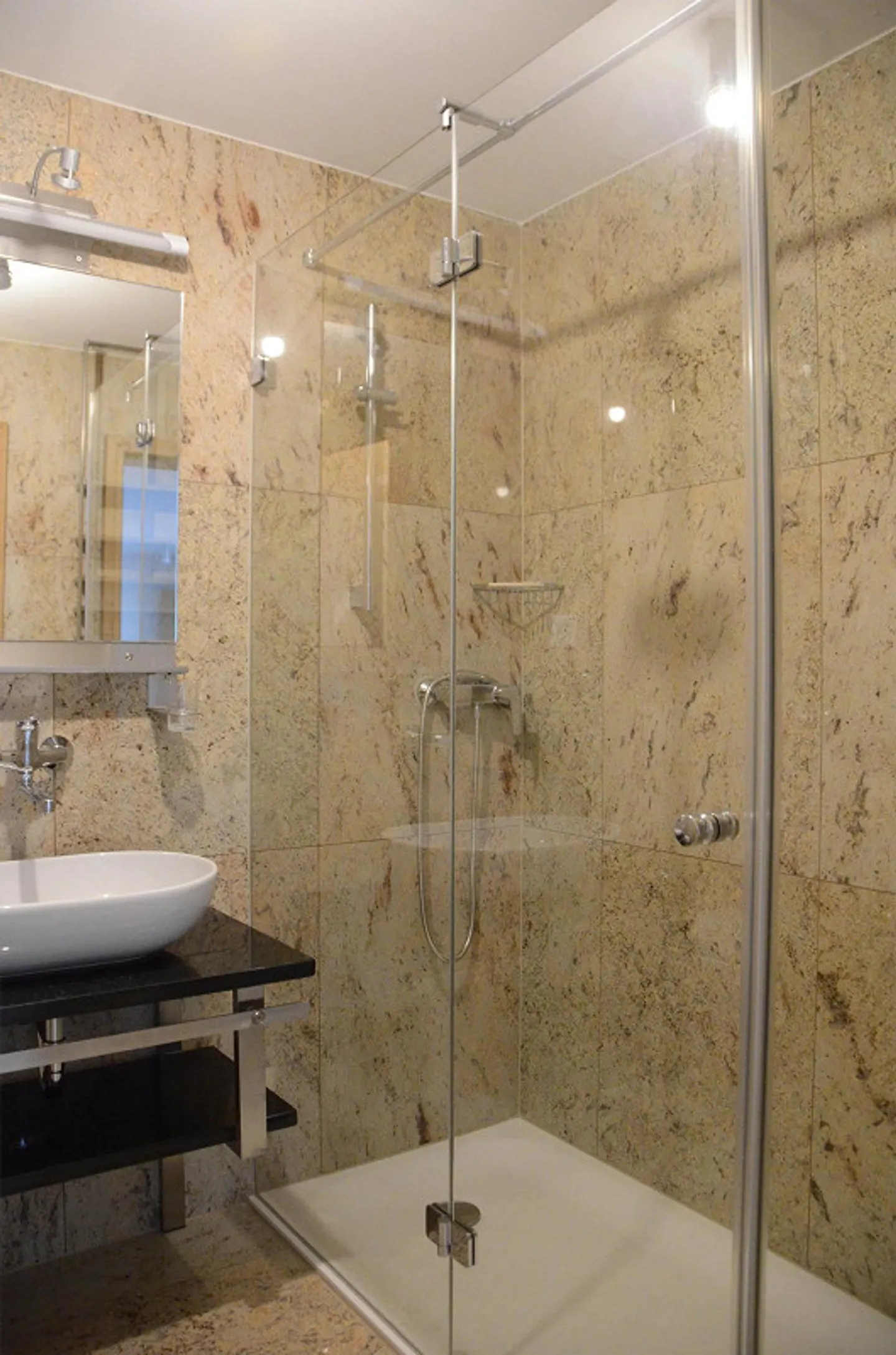Carino appartamento di 2,5 stanze con patio - Foto 6 di 10